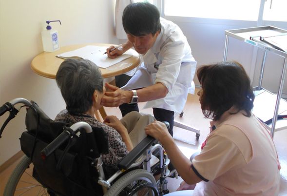 笑顔で話すスタッフと利用者