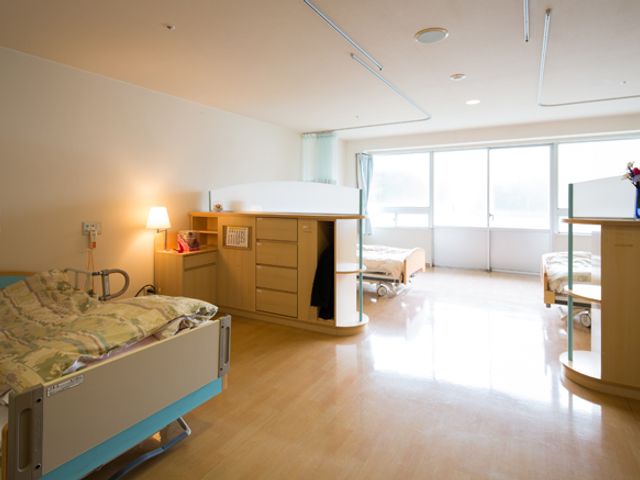 ゆったりした居室 居室 光が差し込む温かみのある居室です。個々のスペースが確保されており、快適にお過ごしいただけます。