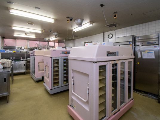 厨房機器が並ぶ空間