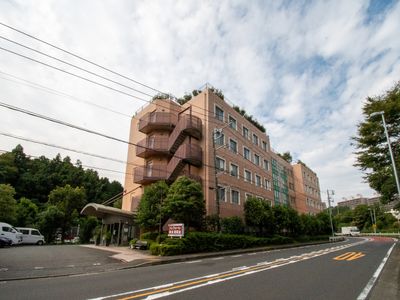 広々とした建物外観