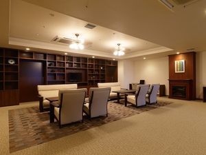 落ち着いた雰囲気のラウンジ