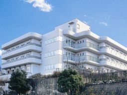 白い外壁のモダンな建物