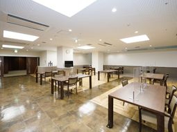 広々とした明るいダイニング