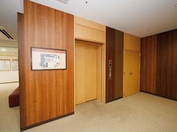 廊下の案内図とドア