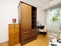 明るい居室の一角