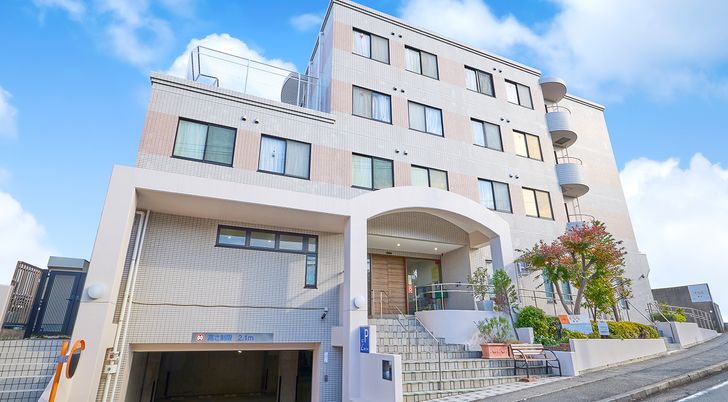 緑豊かな建物外観