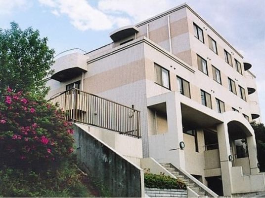 緑に囲まれた建物外観