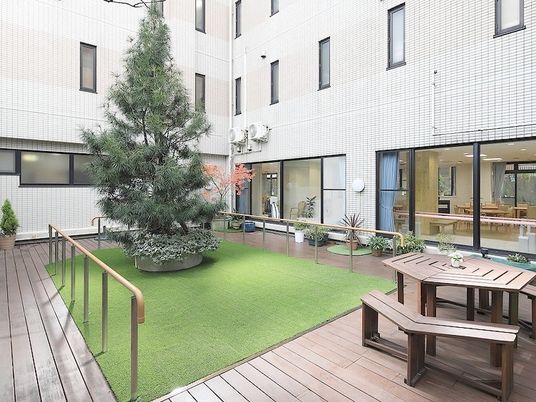 屋外の憩いの庭スペース