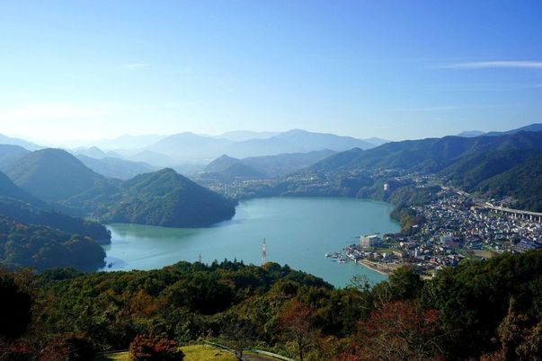 山と湖の風景