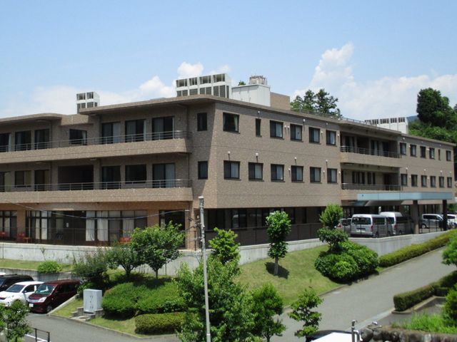 施設の外観 外観 緑豊かな環境に建つ施設です。周囲には車が駐車できるスペースがあり、利便性に優れています。