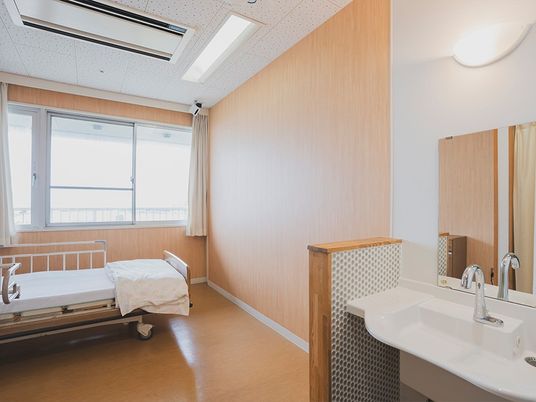 明るい居室と洗面台  