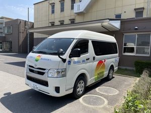 送迎車が停車する外観  