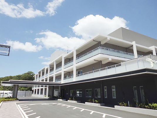 3階建ての施設外観  