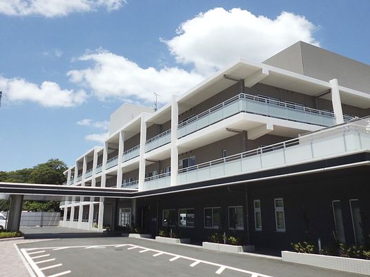 明るい外観の建物  