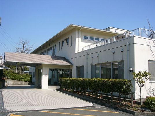 開放的な施設の外観