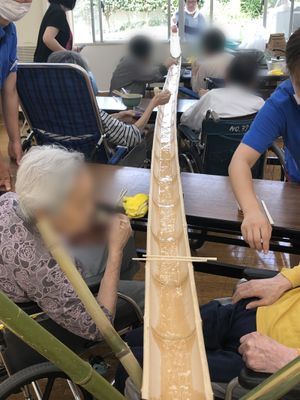 長いテーブルのラウンジ
