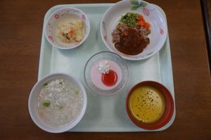 配膳された食事