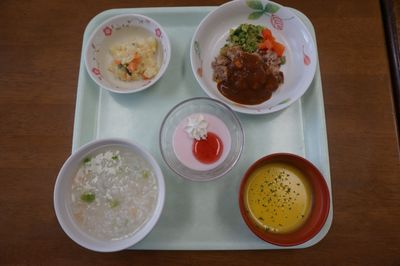 配膳された食事