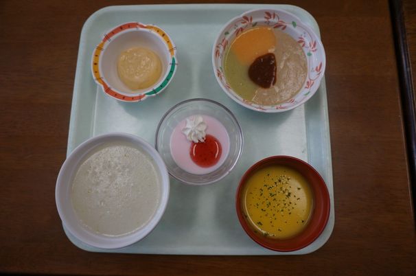 配膳された食事