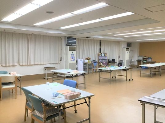 テーブルが並ぶ部屋