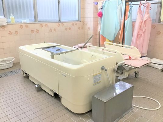 広い設備のある浴室