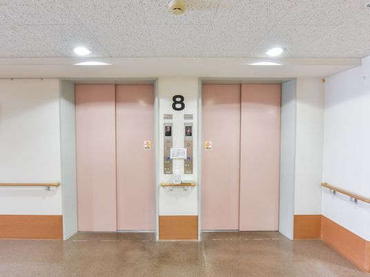 手すり付きエレベーター前 