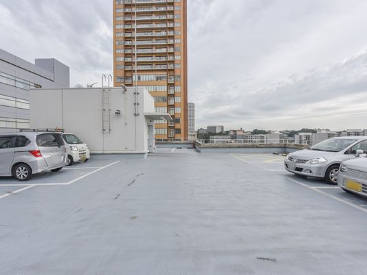  広々とした建物の屋上駐車場  
