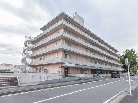 多階層の建物外観 