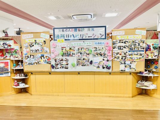 掲示物の壁