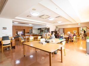 明るい共有ダイニングエリア