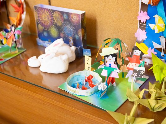 手作りの飾り物が並ぶ棚