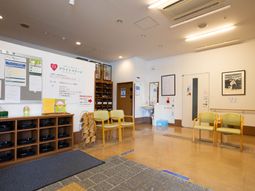 情報掲示のある明るいロビー