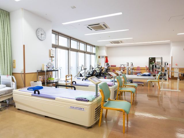 機能訓練室の様子 機能訓練室 広々とした空間で、リハビリテーションの設備が整っています。明るく清潔感のある環境で働けます。