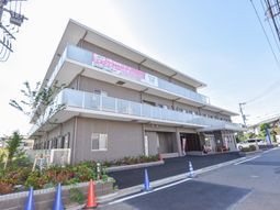 明るい外観の建物