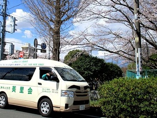 送迎車のある外観  