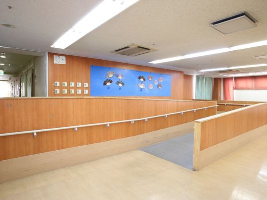 廊下の壁にアート装飾