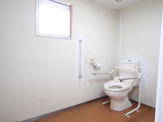 バリアフリー設計のトイレ