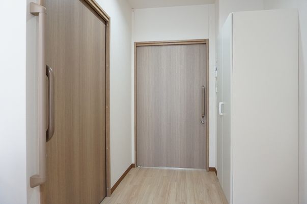 清潔な居室の扉