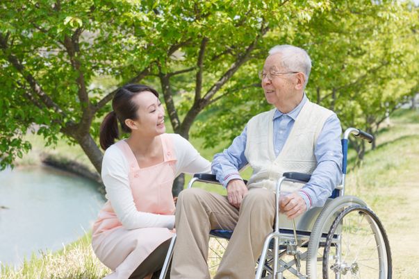 笑顔の介助と利用者