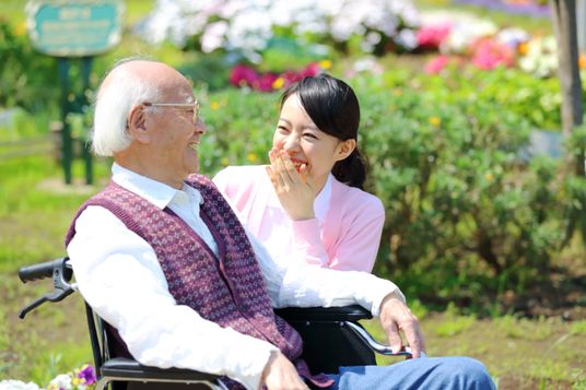 笑顔交わす二人と庭園