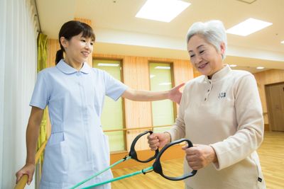 機能訓練を行うスタッフと利用者