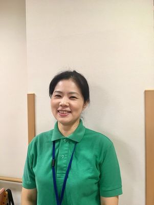 笑顔のスタッフ立ち姿
