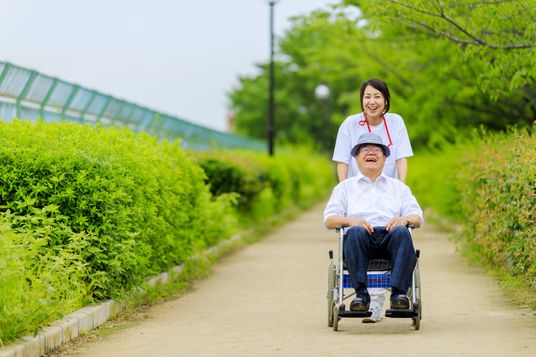 車椅子の笑顔の散歩