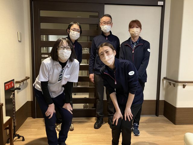 元気な職員の集合写真 スタッフイメージ 温かい雰囲気の中で、スタッフ一丸となってサービスを提供できる職場です。