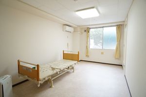 明るい居室の様子