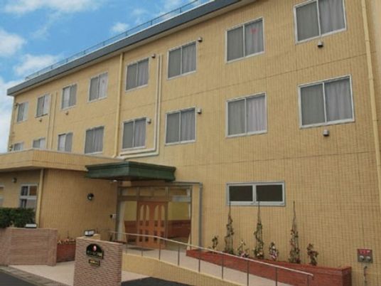 黄色い壁の建物エントランス