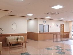 落ち着いた色合いのエントランス