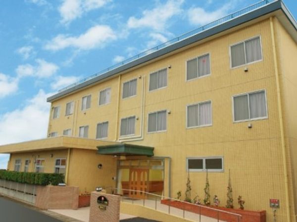 黄色い建物の明るい外観