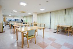広々とした明るい食堂