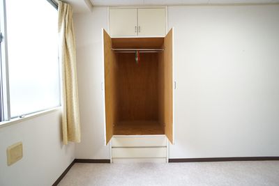開いたクローゼット